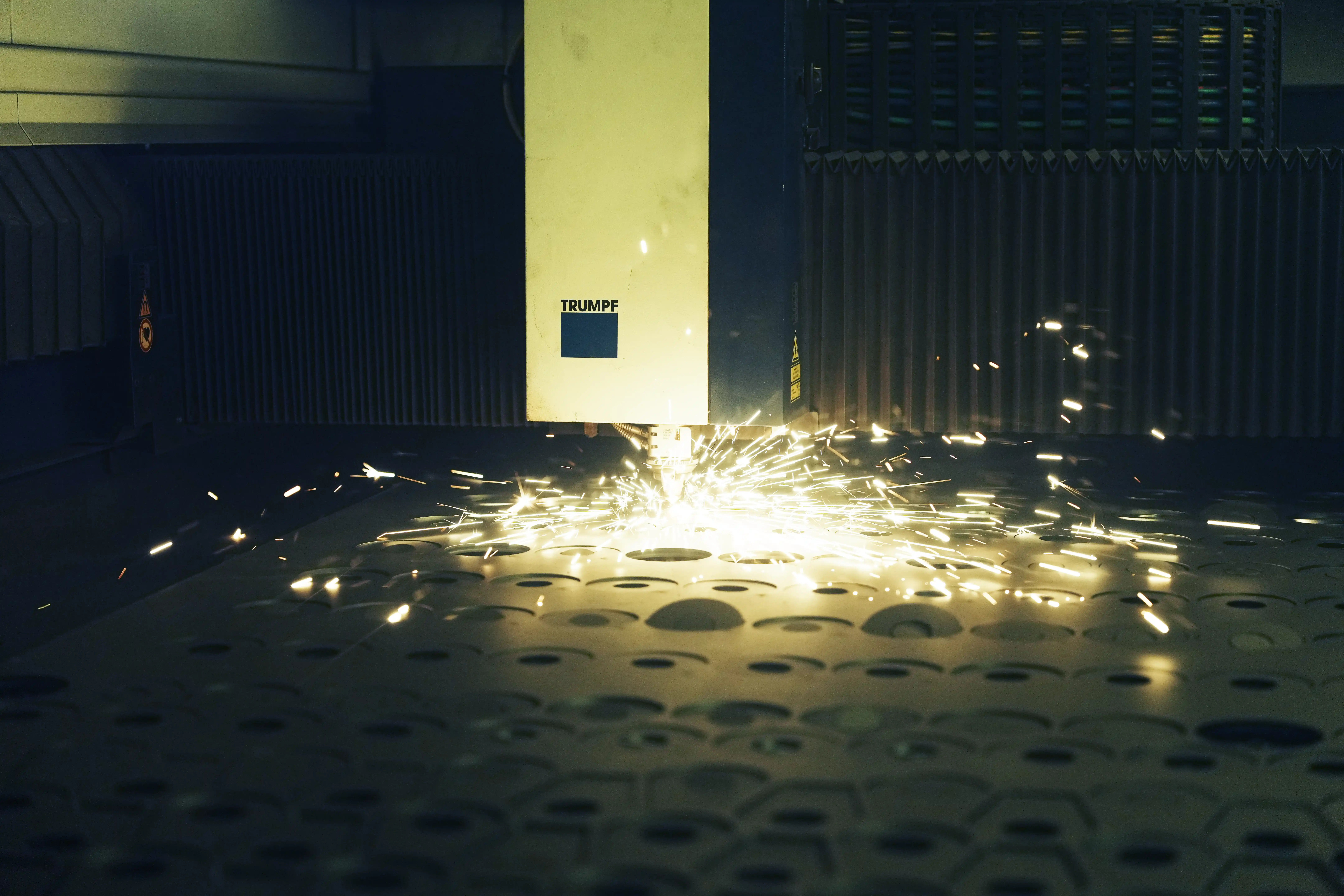 Laserzuschnitt mit 3 Lasern, Fiber Technologie für schnelle sauberer Schnitte